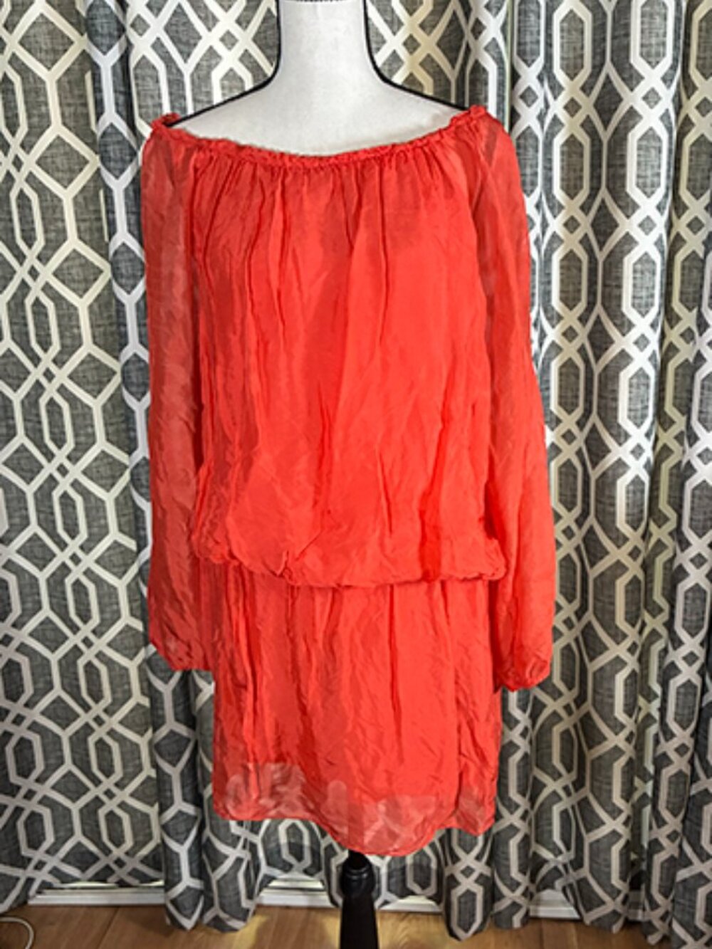 Long-sleeved dress with elastic, size M.